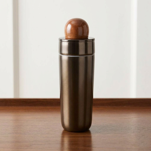 Shaker à cocktails élégant en bronze avec un dessus en bois unique ajoute un charme vintage à votre bar à domicile pour les fêtes et les mariages. - Product Image 1