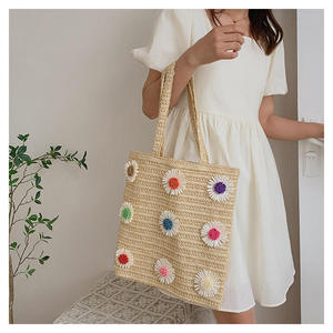 Mejora tu colección de accesorios con esta bolsa de hilo natural premium diseñada con margaritas multicolor y correas para el hombro. - Product Image 3