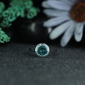 Bague de fiançailles minimaliste en moissanite taille ronde de luxe, en argent sterling 925 avec sertissage clos, bijoux personnalisés en gros - Product Image 1