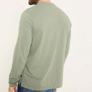 Camiseta Henley de calidad premium con diseño cómodo y ligero, tacto suave y diseño clásico. - Product Image 2