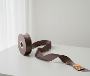 ริบบิ้นขนาด 25 มม. ผลิตจากโพลีเอสเตอร์ 100% ผ้าซาตินสองหน้า ทนต่อการหดตัว สีพื้น ซักได้ เหมาะสำหรับห่อของขวัญ - Product Image 2