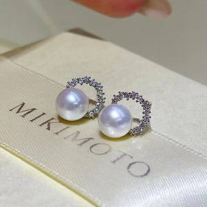 Pendientes de Perlas Naturales Elegantes y Refinados de 10-11 mm, Redondos e Impecables con Incrustaciones de Plata S925 Chapada en Oro - Product Image 4