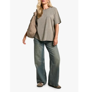เสื้อยืดดีไซน์ล่าสุด ล้างสีแบบแอซิดวอช สำหรับผู้หญิง ผลิตจากโพลีเอสเตอร์/คอตตอน เป็นมิตรต่อสิ่งแวดล้อม พิมพ์ลายดิจิทัล โลโก้สั่งทำได้ MOQ ต่ำ เหมาะสำหรับใส่ลำลองในฤดูร้อน - Product Image 3