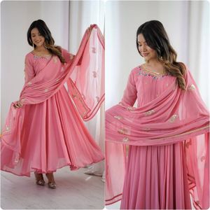 ชุดเดรสอานาร์กาลีปักลายสีชมพูพร้อมผ้าคลุมไหล่ชีฟองสำหรับงานแต่งงานสำหรับผู้หญิง - Product Image 2