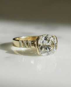 แหวนเพชรทรงคุชชั่น 2.01 กะรัต ประดับเพชรทรงบาแก็ตต์ด้านข้าง ทองคำแท้ 14K ของขวัญงานหมั้นสุดหรูสำหรับเจ้าสาว - Product Image 2