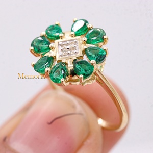 Anillo Floral de Oro Amarillo Sólido de 14K con Esmeralda Natural de Corte Pera y Racimo de Diamantes, Joyería Fina, Memoria Jewels, Venta al por Mayor - Product Image 2