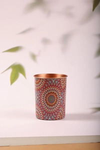 Taza de cobre para beber con acabado martillado a mano y posavasos, estilo vintage para uso en la mesa. - Product Image 4