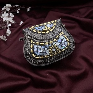 Bolso de mano de resina con efecto piedra y mosaico de latón, con detalles metálicos plateados, elegante, para la noche, con cierre de cremallera, listo para enviar - Product Image 4