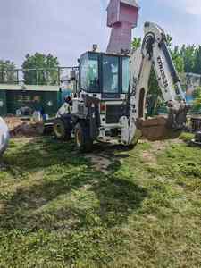 Nouvelle chargeuse-pelleteuse 4x4 KETTER avec pelle arrière pour les travaux de construction municipale en Afrique et en Amérique du Sud - Product Image 4
