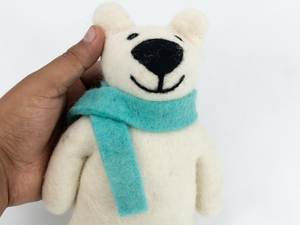 Adorno Navideño y de San Valentín de Oso Polar Hecho con Fieltro Agujado - Hecho a Mano de Forma Ética y Comercio Justo - Product Image 3