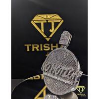 Pendentif rond personnalisé de haute qualité avec le nom « NO MOTION », diamants Moissanite VVS, argent sterling 925, par Trisha Jewels