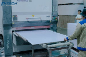 Panneau de mousse laminé PVC haut de gamme Pitech Vietnam élégant finition grain de bois durable moulage de meubles de luxe feuilles de plastique - Product Image 6