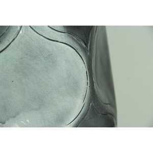 Jarrón de Metal Moderno Contemporáneo, Diseño Abstracto en Relieve, Color Gris Oscuro, Jarrón Alto para Flores - Product Image 4