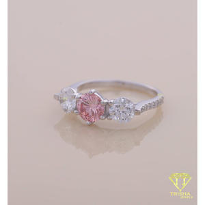Anillo de Compromiso de Tres Piedras con Diamante Moissanite Redondo Rosa, Anillo de Promesa Nupcial Clásico de Oro Blanco para Mujer, Regalo - Product Image 2