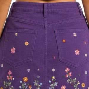 Conjunto de Top Corto y Falda Bordados en Color Morado Real para Mujer, Diseño Floral de Verano, Dos Piezas, Logotipo Personalizado, Ropa al Por Mayor - Product Image 6