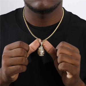 Colgante de granada de mano de moissanita brillante y llamativa, estilo hiphop, moderno y elegante, para hombre - Product Image 4
