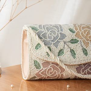 Bolso de Hombro Tipo Clutch para Mujer, Hecho a Mano con Cuentas de Avestruz y Perlas, Diseño con Letras, Estilo Boho, Ecológico, Ligero, para Eventos Nocturnos y Cócteles - Product Image 2