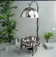 Bol de service doré avec couvercle en dôme, base en acier inoxydable, support floral orné, élégant objet de présentation pour buffet