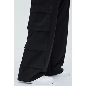 Pantalones de mezclilla multibolsillo estilo cargo retro para mujer Aspecto lavado informal con pierna ancha y corte tridimensional - Product Image 2