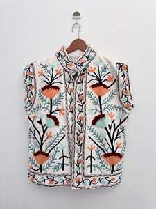 เสื้อกั๊กสไตล์โบฮีเมียนวินเทจ ปักลายดอกไม้ คอวี เอวธรรมชาติ ปักมือ เป็นมิตรต่อสิ่งแวดล้อม ซักได้ - Product Image 3