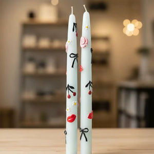 Ensemble de bougies coniques en cire de soja peintes à la main Chic Romance (lot de 2) pour Noël, les anniversaires, les centres de table et la mise en beauté esthétique de la table - Product Image 1