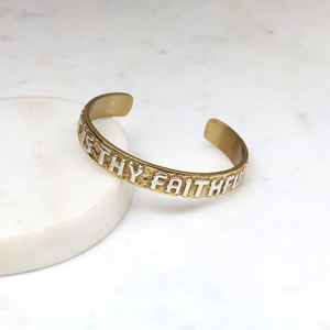 Brazalete de Latón Hecho a Mano - Joyería Religiosa Grabada con la Frase 'Gran es tu fidelidad' - Regalo Cristiano Inspirador para Ella o Él - Product Image 3
