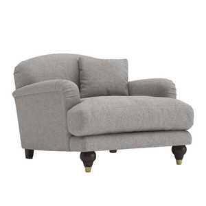 Sillón tapizado en tela gris con asiento profundo, respaldo curvo y patas de madera torneadas con terminaciones en forma de capuchón. - Product Image 2