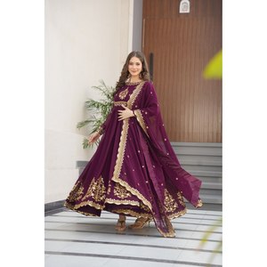 Robe de créateur pour femme avec broderie en fil Zari et paillettes, y compris Dupatta - Product Image 4