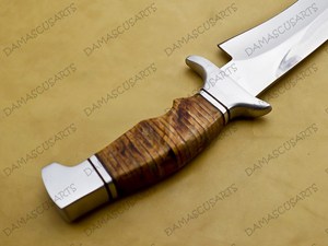 Herramienta de corte multiusos de acero hecha a mano OEM para exteriores con mango de madera natural apilada, protector de acero pulido y detalles decorativos de acero. - Product Image 5