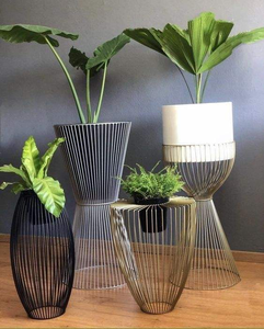 Elegante macetero metálico con soporte diseñado para exhibir plantas y ahorrar espacio en apartamentos. - Product Image 3