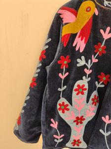 Veste Suzani en velours noir brodée à la main avec motif floral et oiseaux cactus, manches longues, col montant, style bohème, vêtement d'extérieur d'hiver - Product Image 2