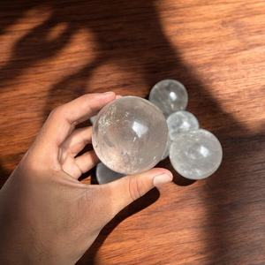 Esfera de cuarzo transparente más vendida de La India, mascota de cristal Feng Shui tallada, decoración del hogar, regalo de amor, precio al por mayor, trofeos, medallas - Product Image 1