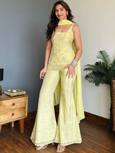 Ensemble pantalon ample jaune en rayonne pour femme, style ethnique, longueur cheville, avec haut brodé et écharpe, idéal pour un look décontracté estival - Product Image 4