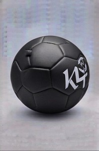 Ballon de football noir avec logo K4, couleur unie, équipement d'entraînement de football - Product Image 2
