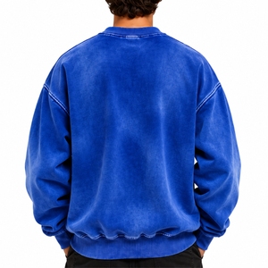 Sudadera de cuello redondo relajada para hombre, diseño sencillo en la parte delantera para un look urbano fácil, jersey de forro polar con letras estampadas en relieve de gran tamaño. - Product Image 2