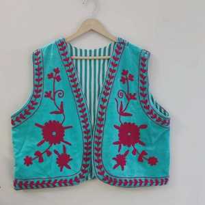 Chaleco de terciopelo Suzani bordado, estilo bohemio con diseño floral y colorido, inspirado en lo vintage, ideal para festivales, chaleco elegante para mujer. - Product Image 1