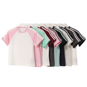 Camiseta Casual de Mujer con Cuello en V, Estilo Raglán, de Tela Gruesa, con Tres Rayas de Color, Manga Corta, Proveedor Mayorista OEM - Product Image 5