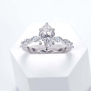Bague de mariage de luxe en or blanc massif 14K 18K avec diamant taille marquise et pierres latérales, bijoux de mariée personnalisés pour femme - Product Image 1
