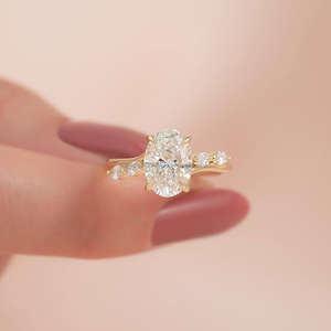 Anillo de Compromiso/Boda con Diamante Blanco Cultivado en Laboratorio IGI/GIA, Oro Amarillo de 14k, Corte Ovalado, Unisex, para Aniversario, Fiestas, Regalo - Product Image 1