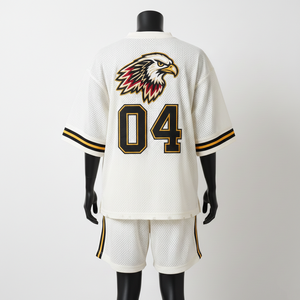 Conjunto corto de jersey de malla de poliéster suave de 220 GSM, negro y dorado, estilo atlético, con panel de rayas y logotipo estampado en serigrafía. - Product Image 5