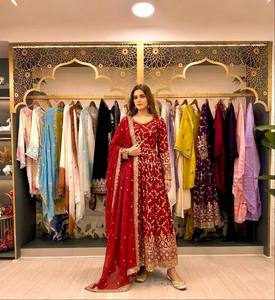Ensemble indien pakistanais brodé rouge, robe Anarkali à manches longues avec châle, tenue traditionnelle de fête - Product Image 1