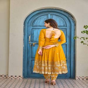Ensemble Anarkali VASTRA COTTAGE élégant en soie épaisse et crépue avec broderie de fil pailleté, pantalon cousu et dupatta - Product Image 4