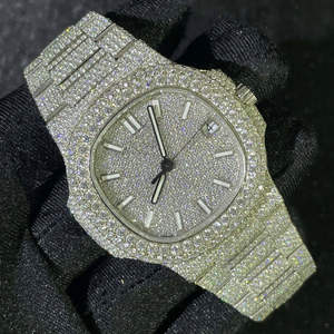 Montre-bracelet pour homme en or jaune, bicolore, de luxe, entièrement sertie de moissanite et de diamants, avec bracelet et cadran noir, entièrement personnalisable - Product Image 5