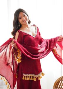 Ensemble prêt-à-porter entièrement cousu avec haut en tissu effet miroir et dentelle, pantalon palazzo et dupatta. - Product Image 5