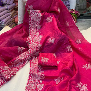 Hermoso Saree de Diseñador en Tono Dorado Suave de Primera Calidad con Bordado Multicolor y Blusa Bordada - Product Image 1