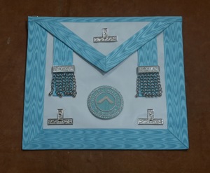 Delantal Masónico para Maestro Ceremonial (MC) y Antiguo Maestro Ceremonial con 3 Borlas/Bolas Plateadas - Product Image 1