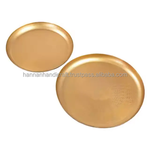 Elegante Bandeja de Servicio Moderna de Latón Tallado con Diseño Personalizable para Exhibir Velas, Artículos Decorativos y Servir Bebidas - Product Image 3