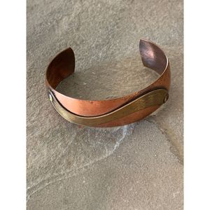 Elegante Brazalete de Cobre Hecho a Mano, Cómodo, con Cuentas y Diseño Elegante - Product Image 1