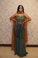 Ensemble indien élégant : haut et bas gharara avec dupatta, coupe ample, longueur ras du sol, tenue ethnique de mariage, imprimé numérique vert et orange