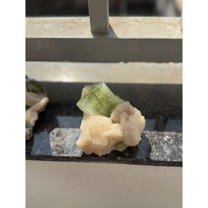Apophyllite vert foncé de haute qualité, pointe taillée et polie, pour la présentation et la lithothérapie - Product Image 1